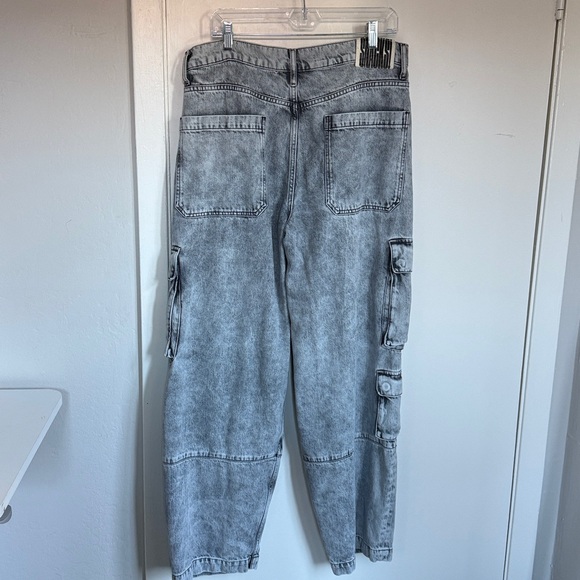 MOTHER Denim Snacks! The Side Dish Cargo Skimp Jeans in Salt & Pepper - Picture 8 of 10